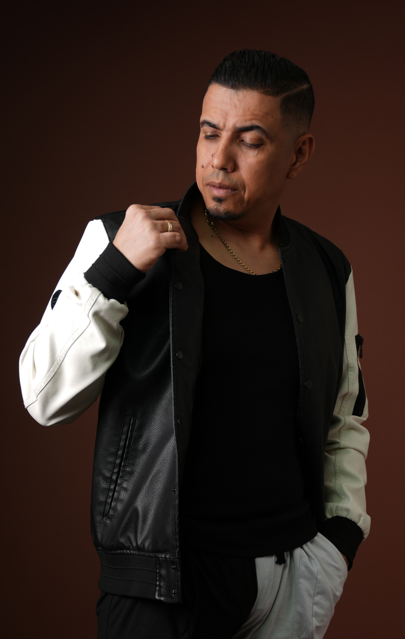 El Guardador en retrato de estudio con chaqueta negra y blanca