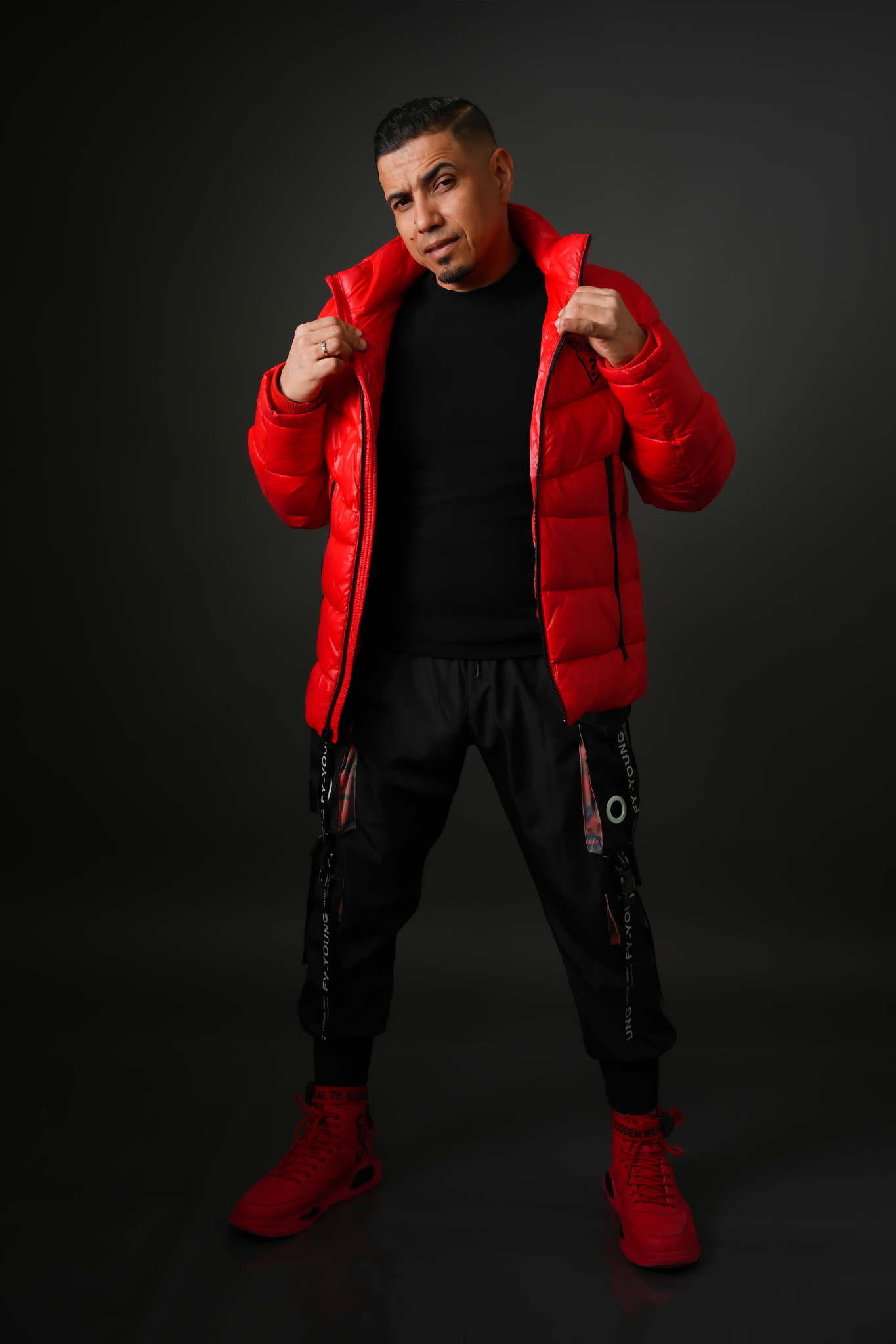 El Guardador con chaqueta roja en retrato de cuerpo completo