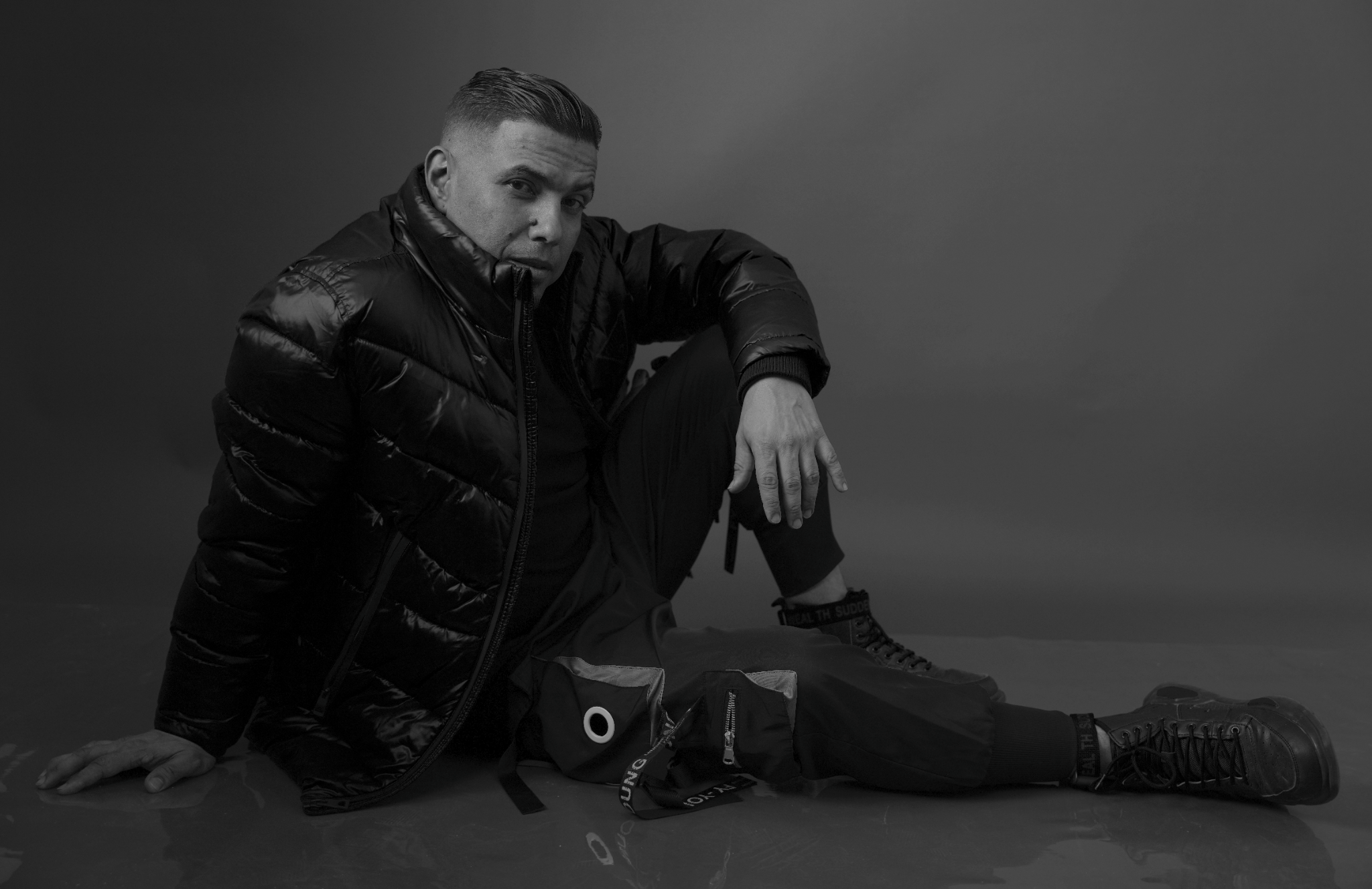El Guardador sentado en estudio en retrato monocromático