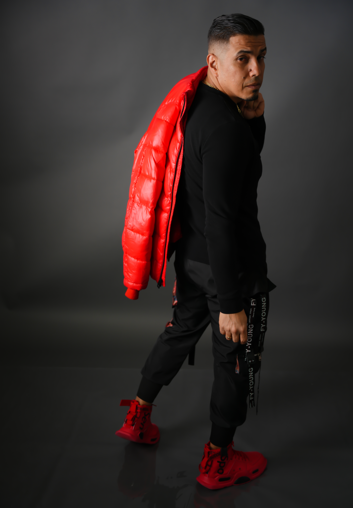 El Guardador de espaldas con chaqueta roja al hombro