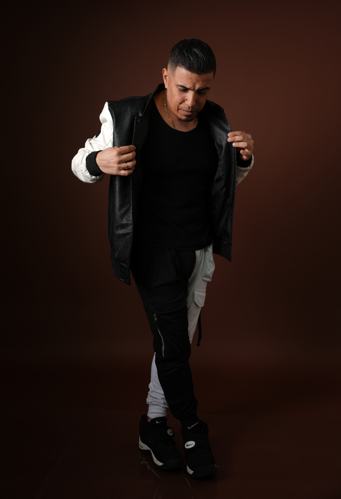 El Guardador caminando en estudio con estilo editorial
