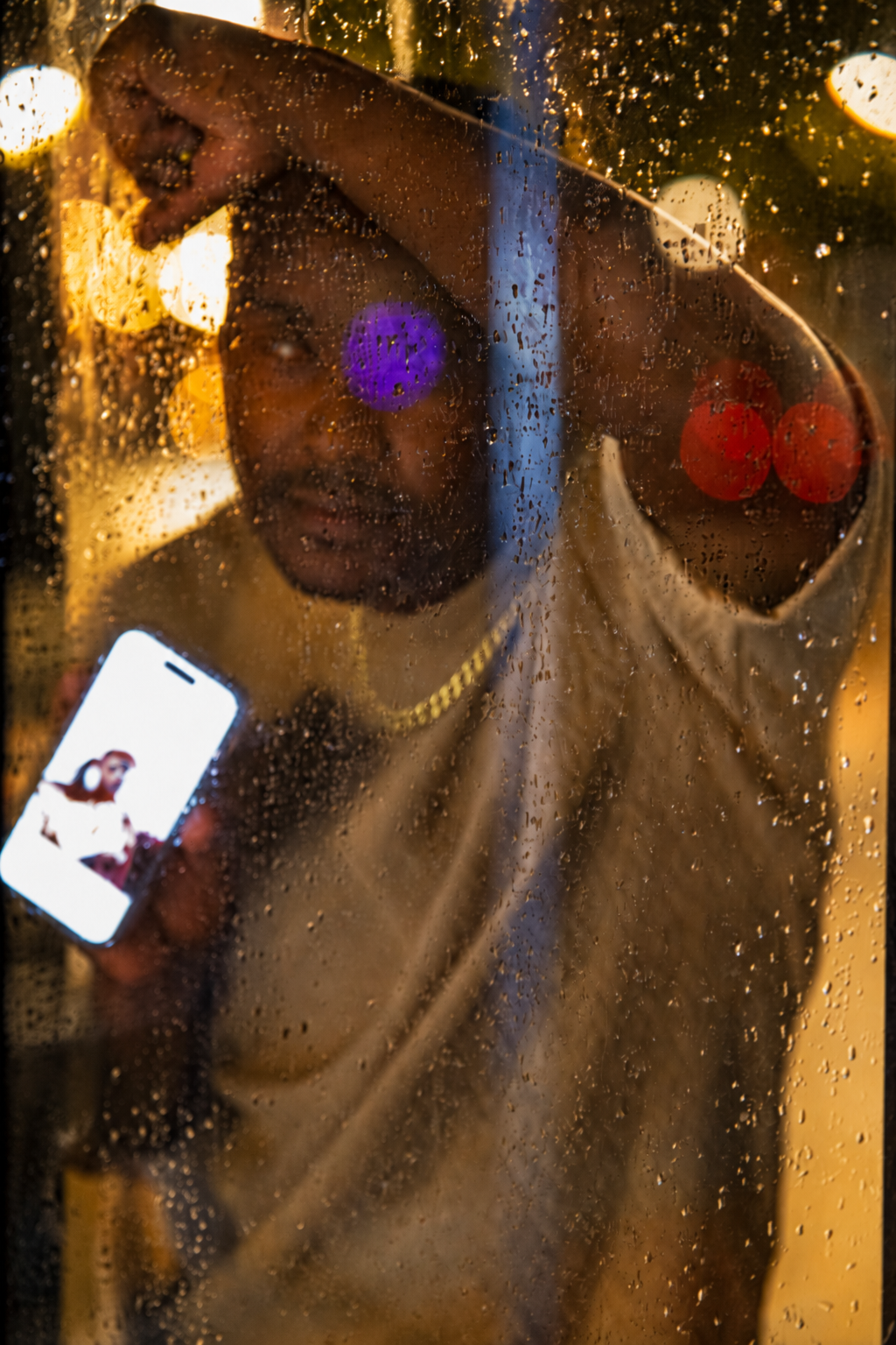 Jackson detrás de vidrio con gotas de lluvia y luces desenfocadas