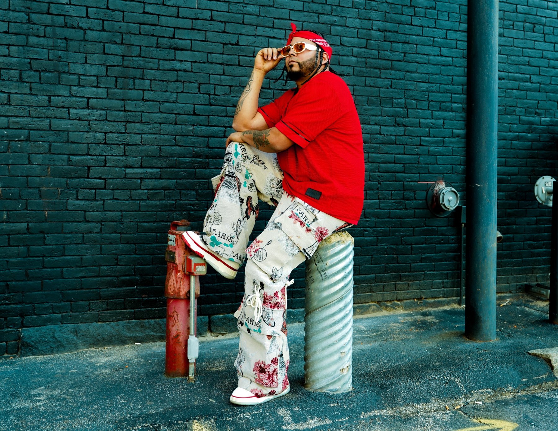 MR ZAP en exterior con camisa roja y estilo urbano
