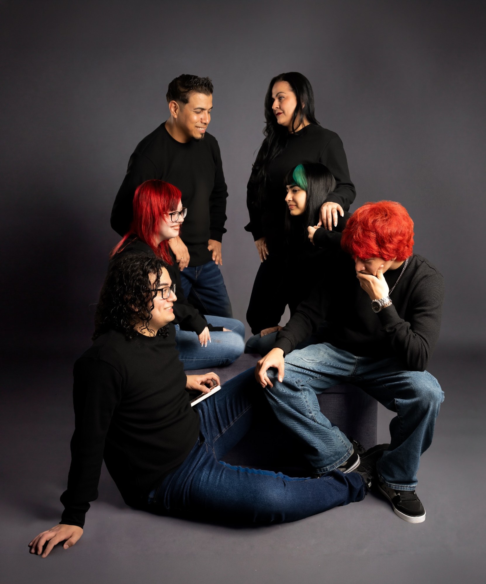 Familia reunida en estudio con fondo gris