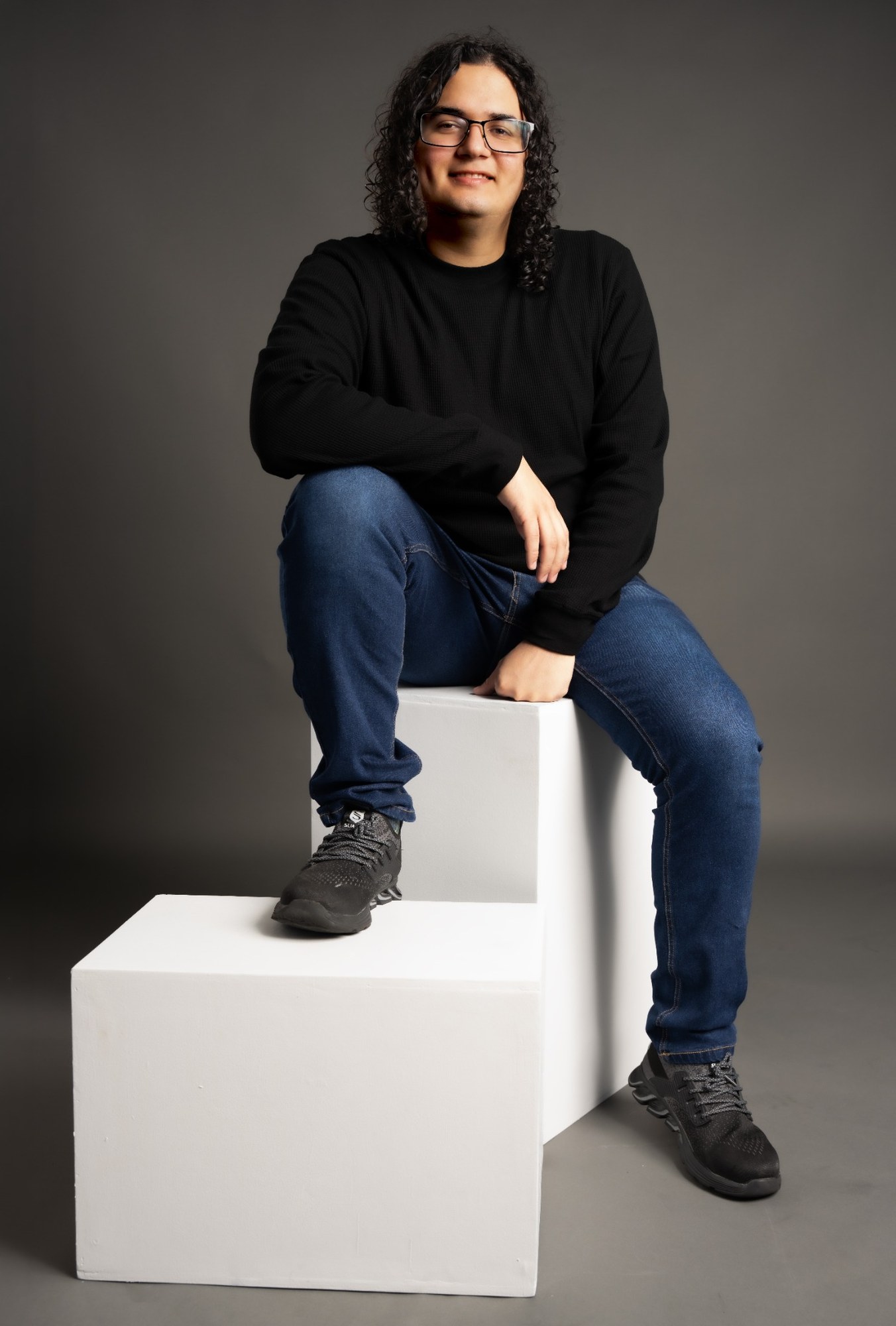 Retrato individual con fondo gris de estudio