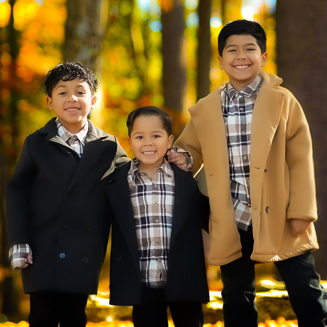 Tres hermanos en una sesión familiar de otoño