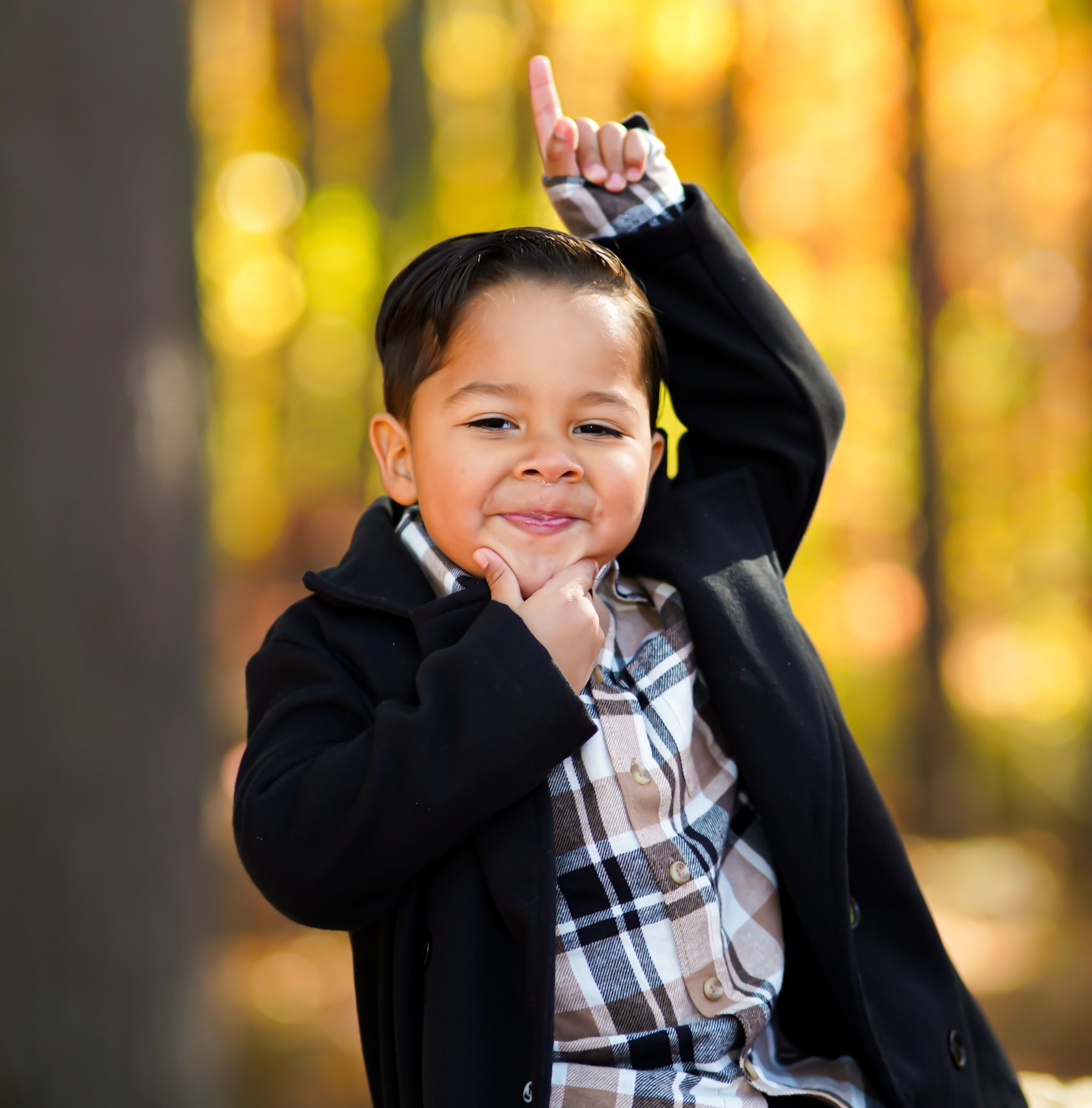 Retrato infantil en exteriores durante el otoño