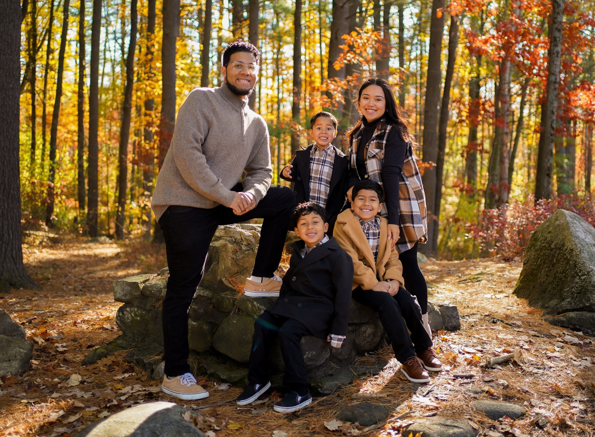Retrato principal de la familia completa en otoño