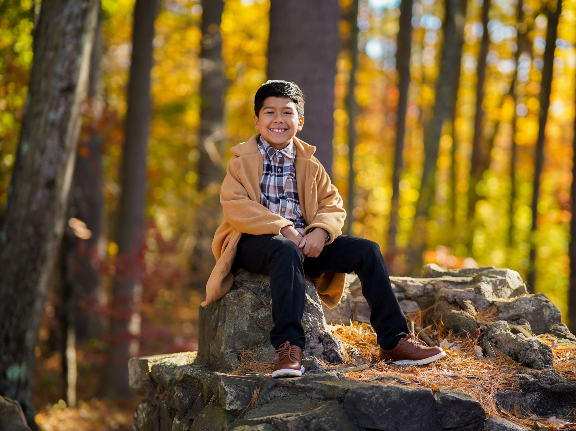 Retrato individual infantil en un bosque de otoño