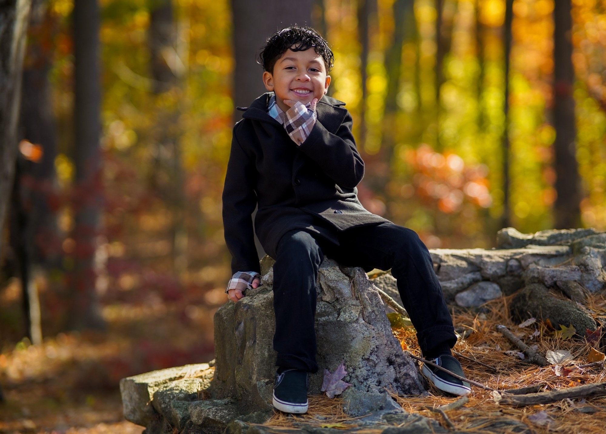 Retrato infantil sobre piedras con colores de otoño