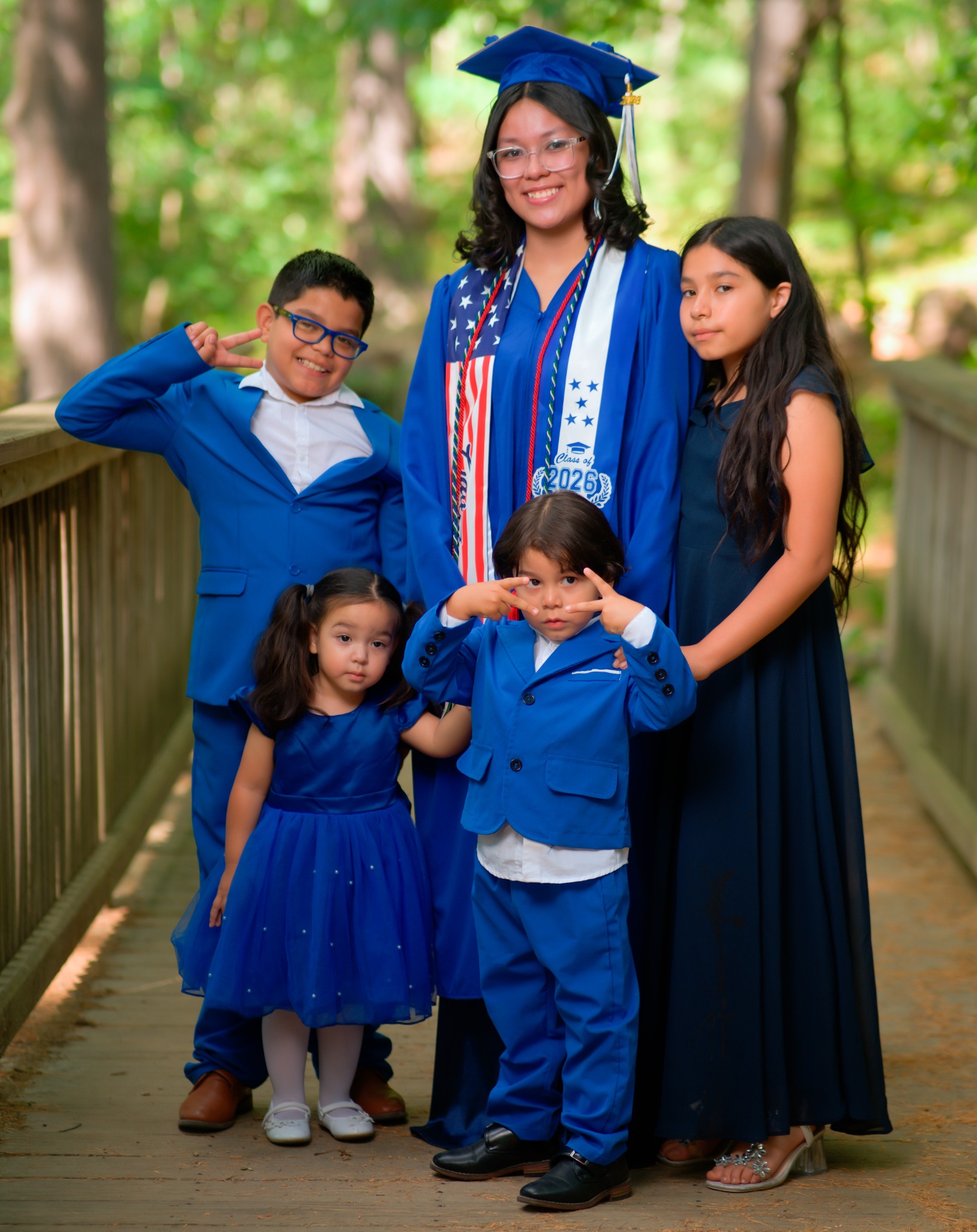 Graduada junto a sus hermanos en exteriores