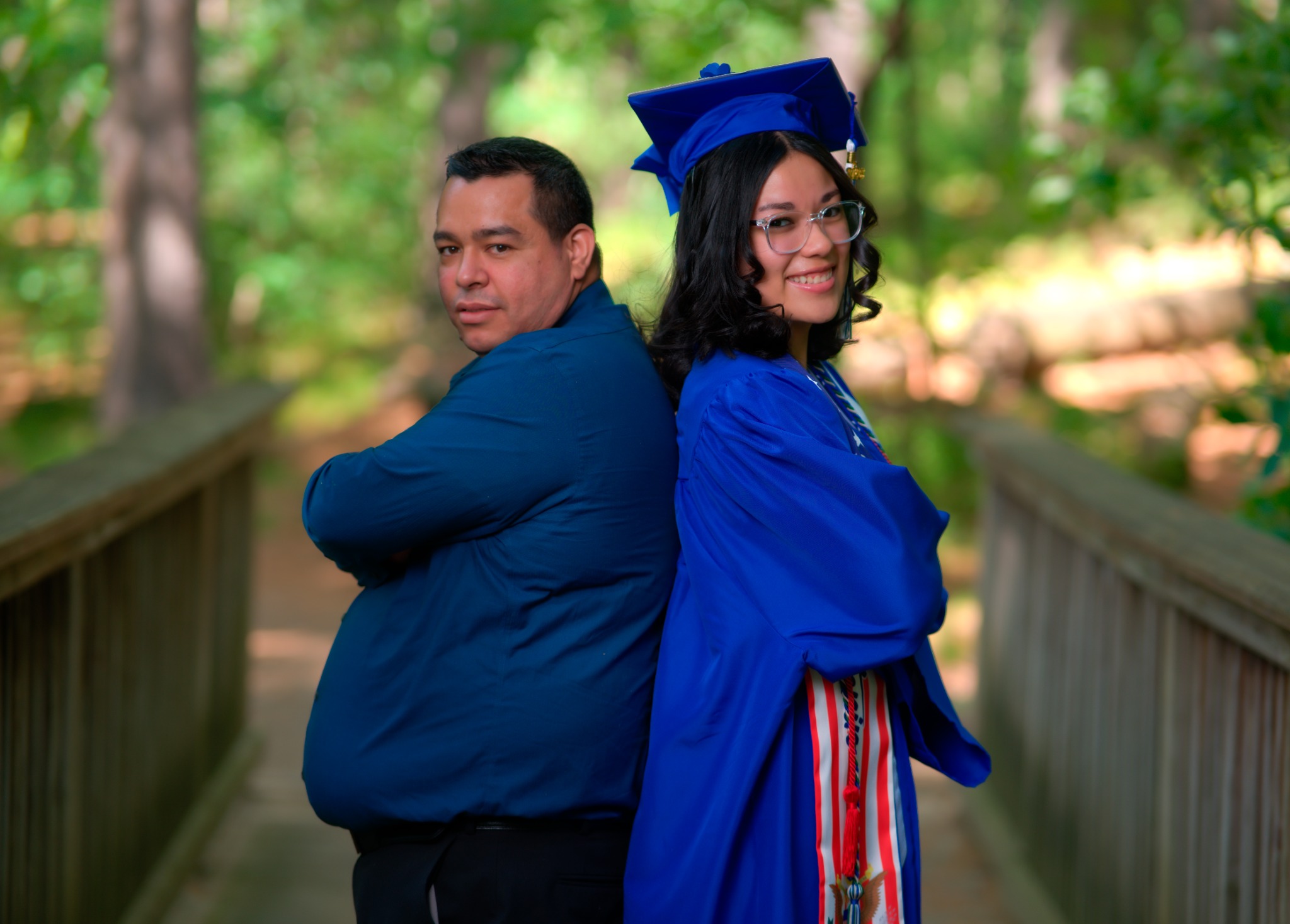 Retrato de graduada junto a su papá