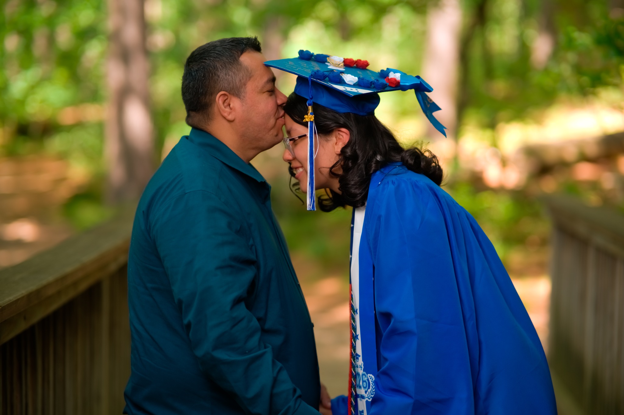 Momento emotivo entre papá y graduada