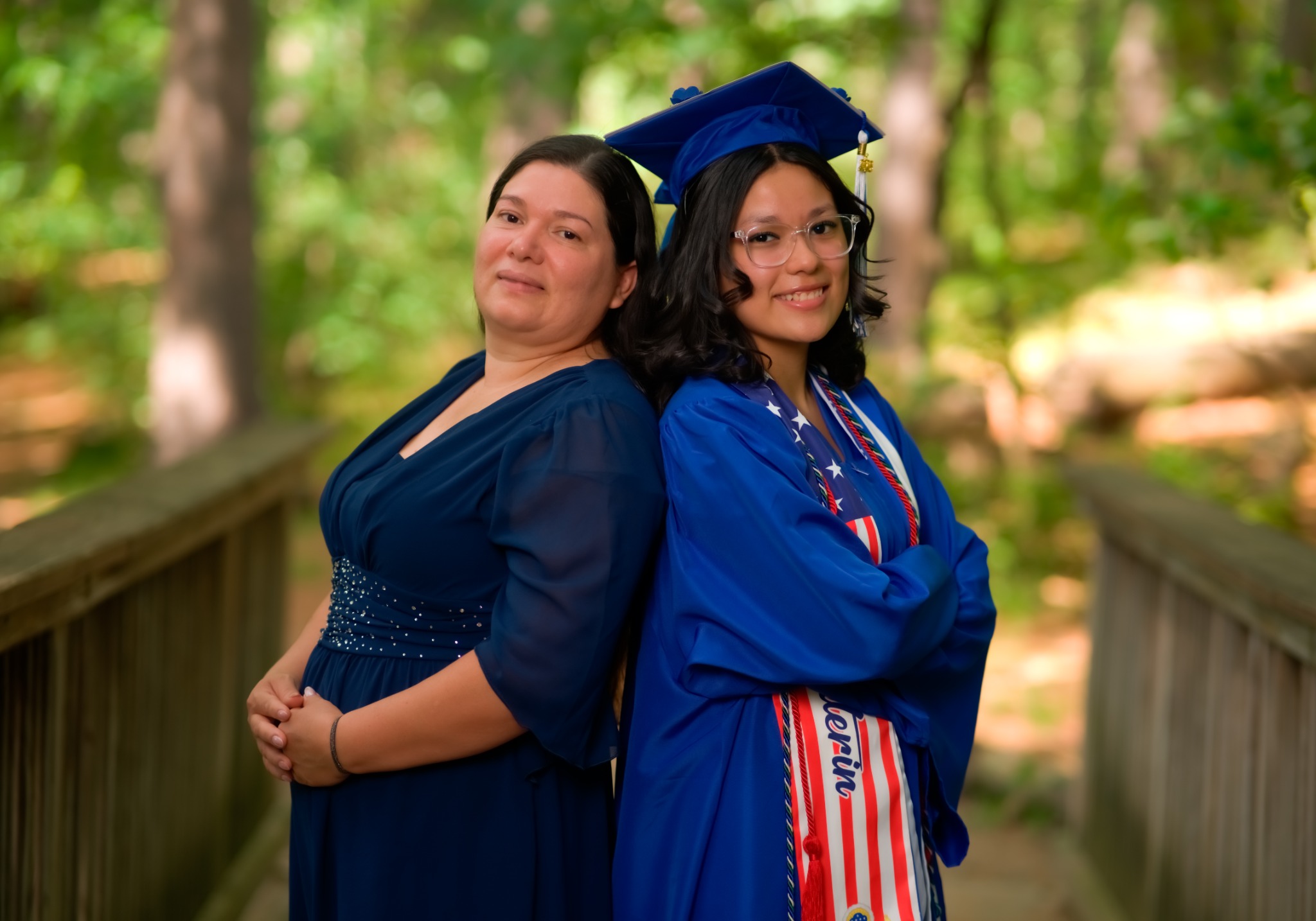 Retrato de graduada junto a su mamá