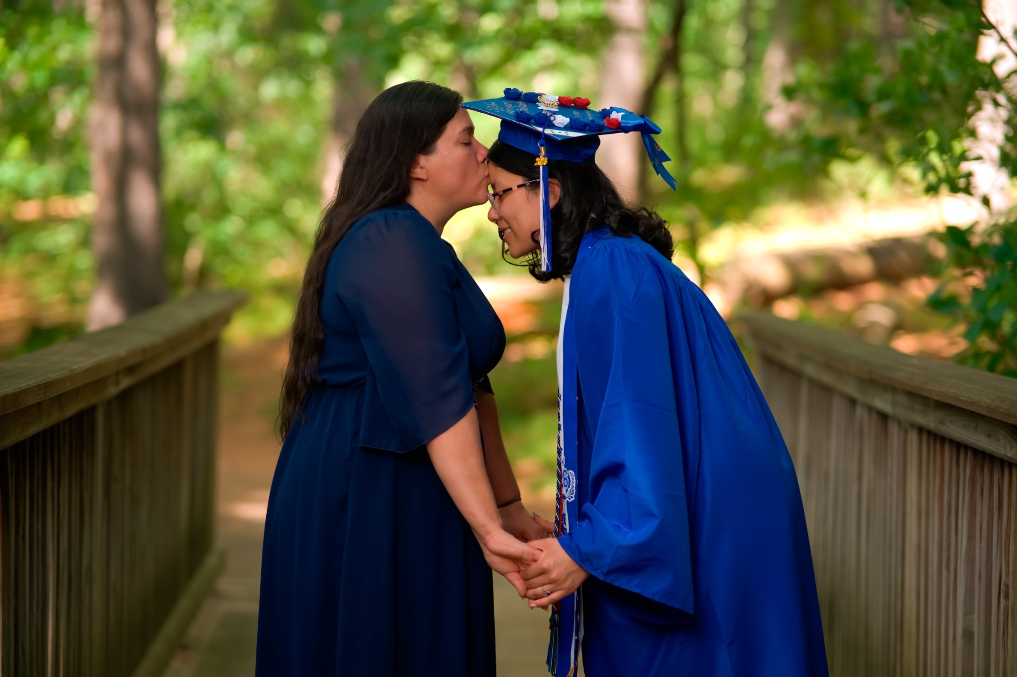 Momento emotivo entre mamá y graduada en exteriores