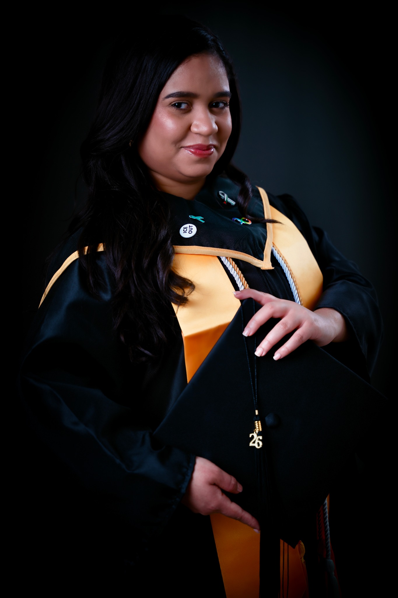 Retrato de graduación en estudio con fondo negro