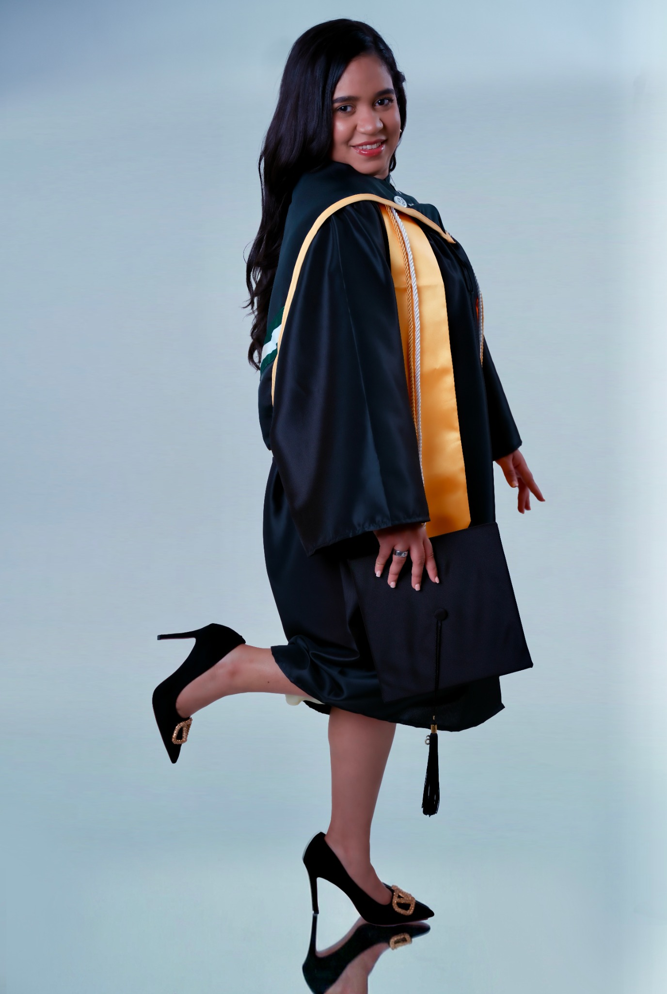 Retrato individual de graduación con diploma