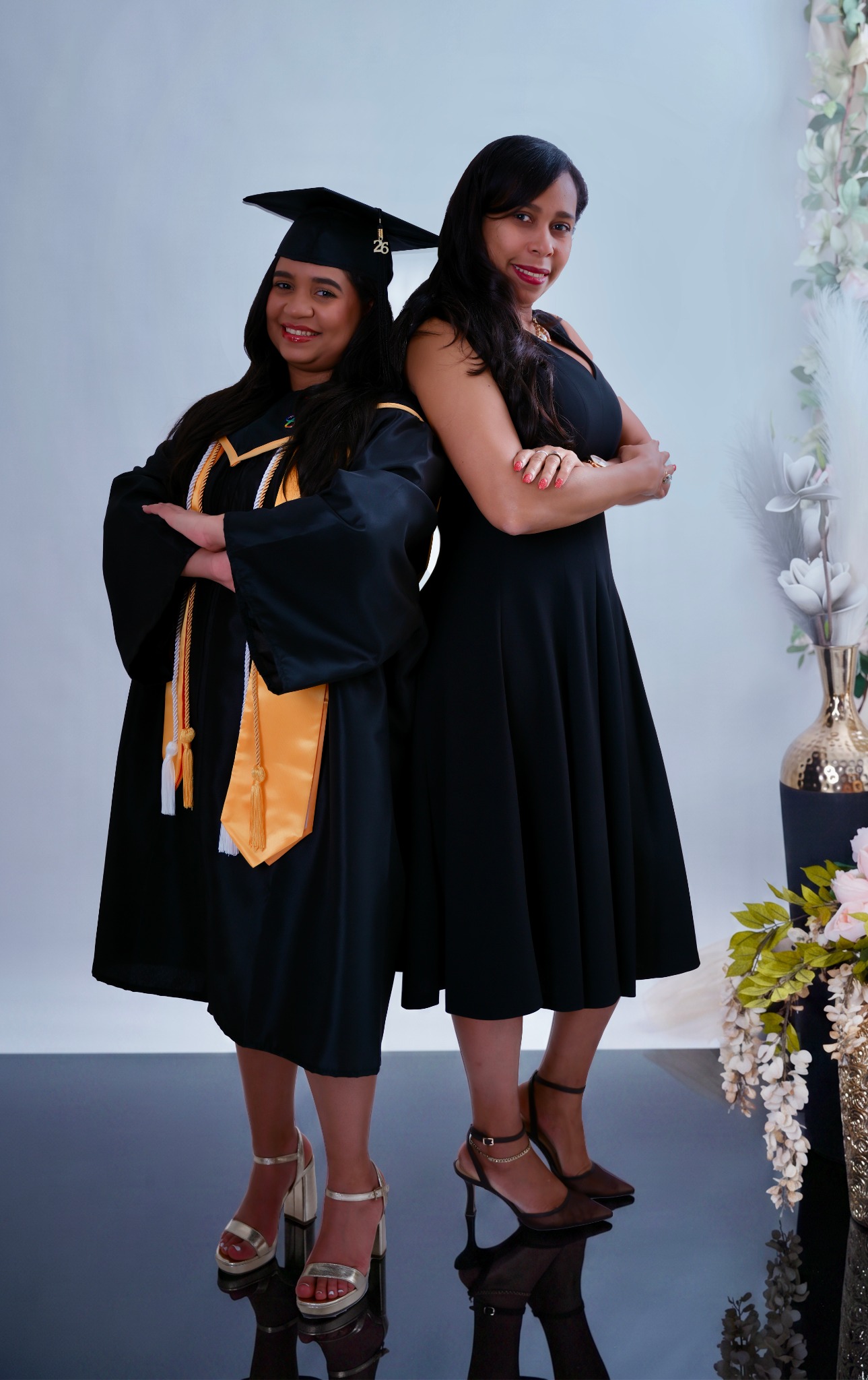 Graduada junto a su mamá en retrato de estudio