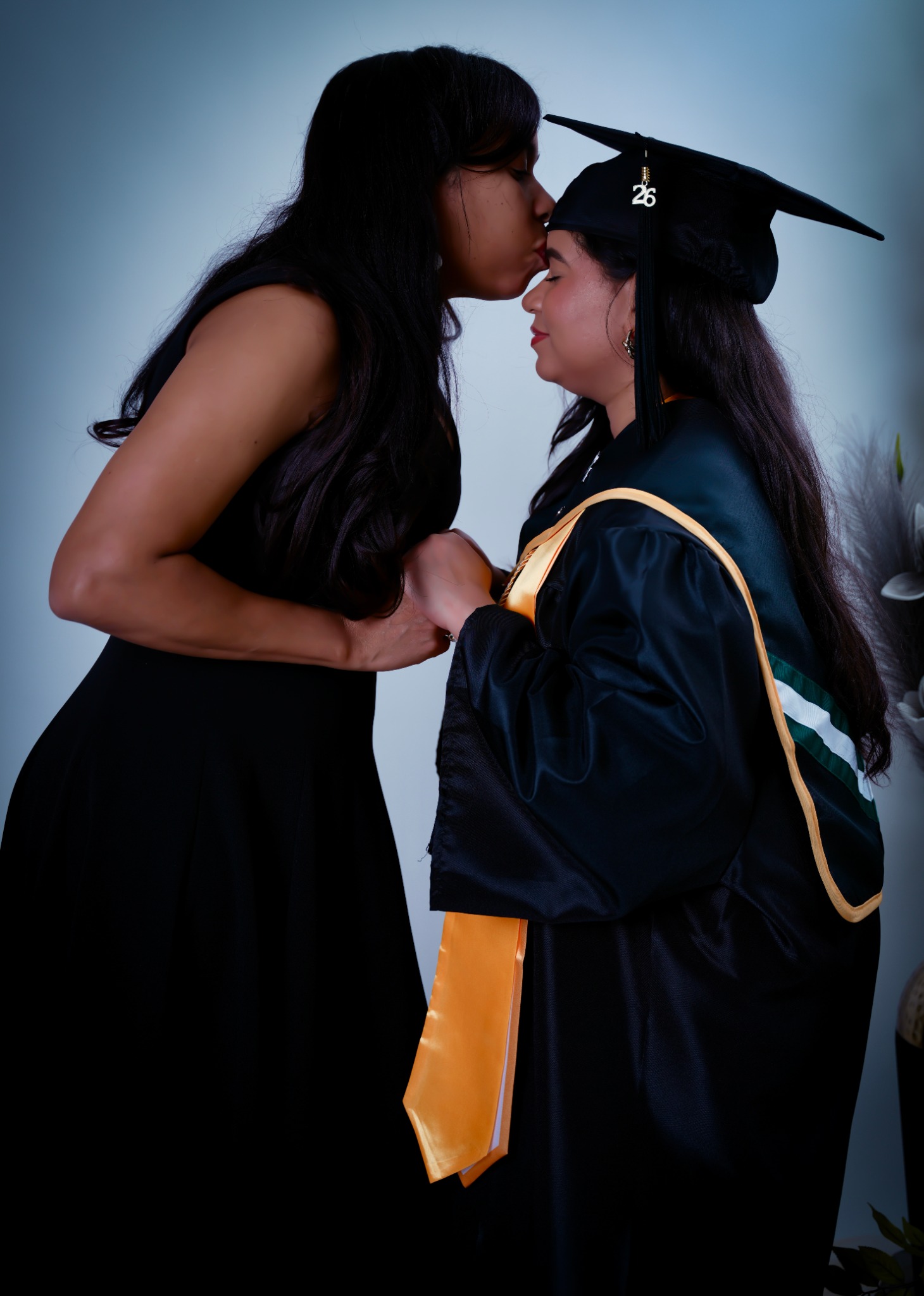 Momento emotivo entre mamá y graduada