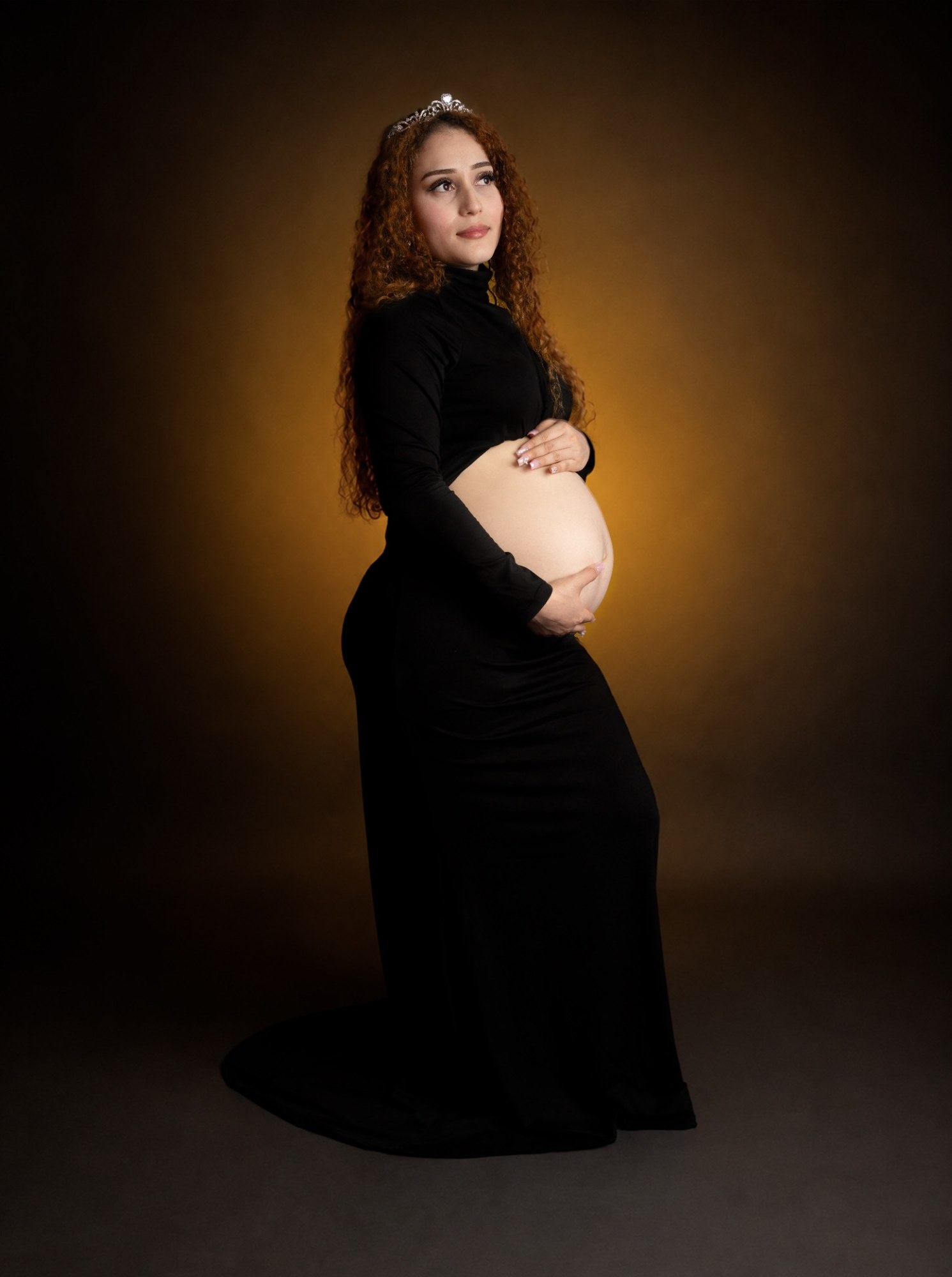 Retrato de maternidad con vestido negro