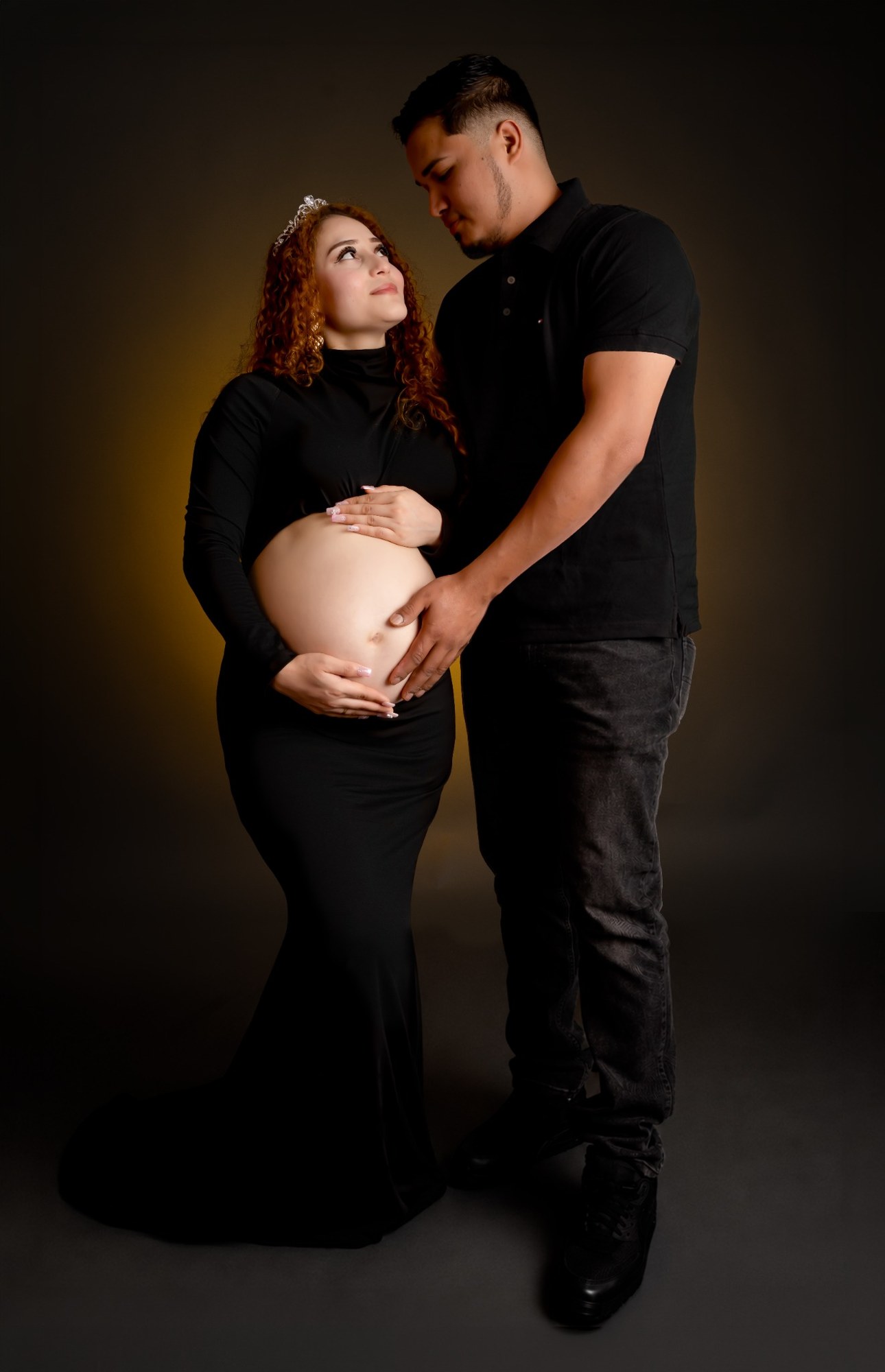 Retrato de pareja durante sesión de maternidad