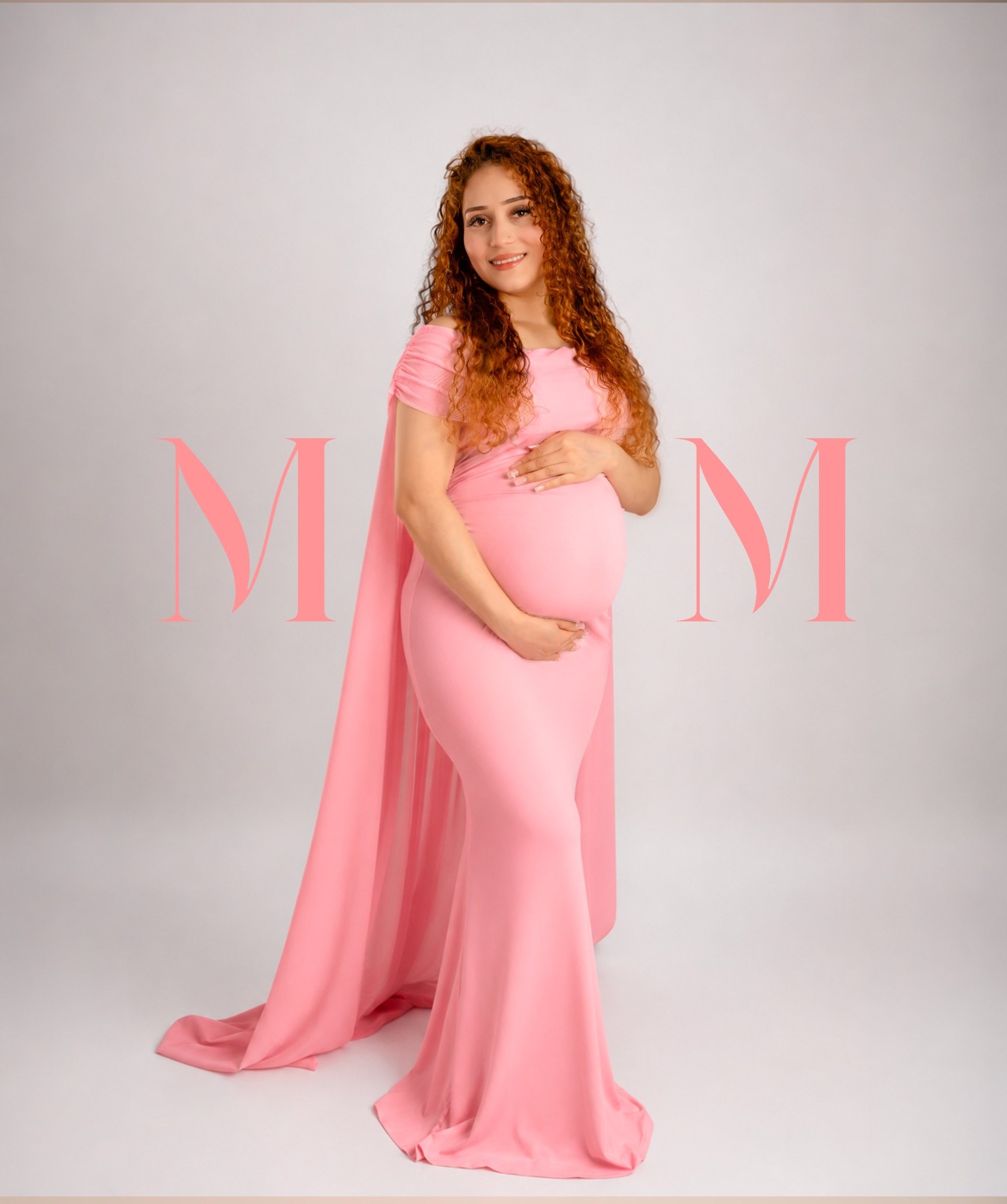 Retrato de maternidad en rosa con diseño MOM