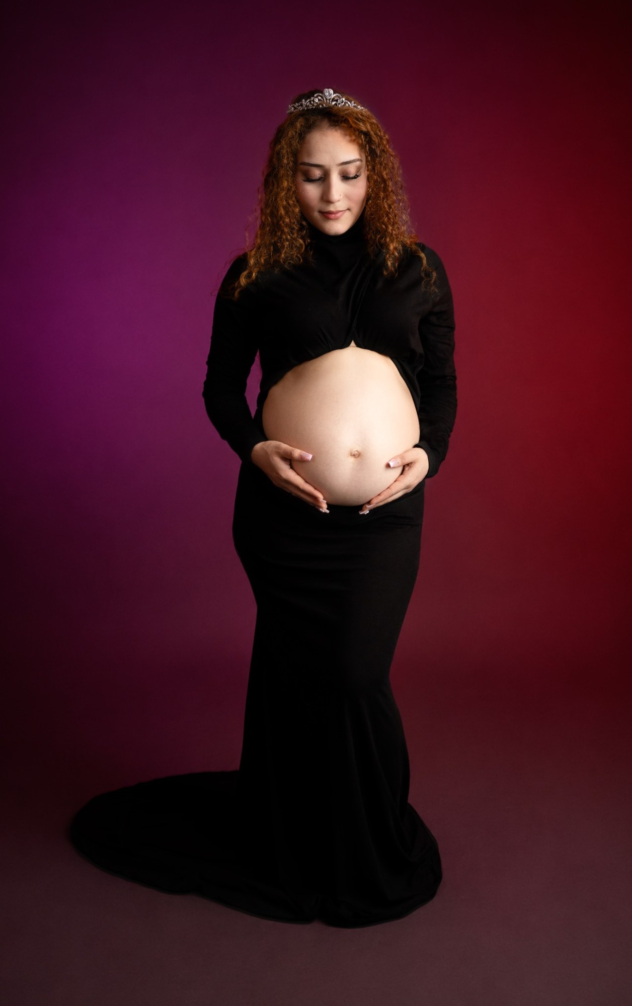 Retrato de maternidad con fondo magenta