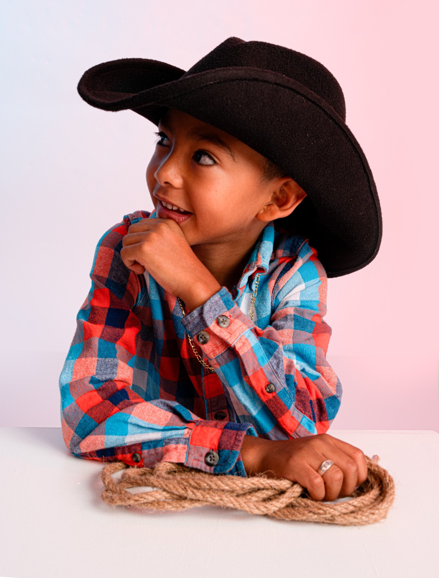 Primer plano infantil con sombrero vaquero