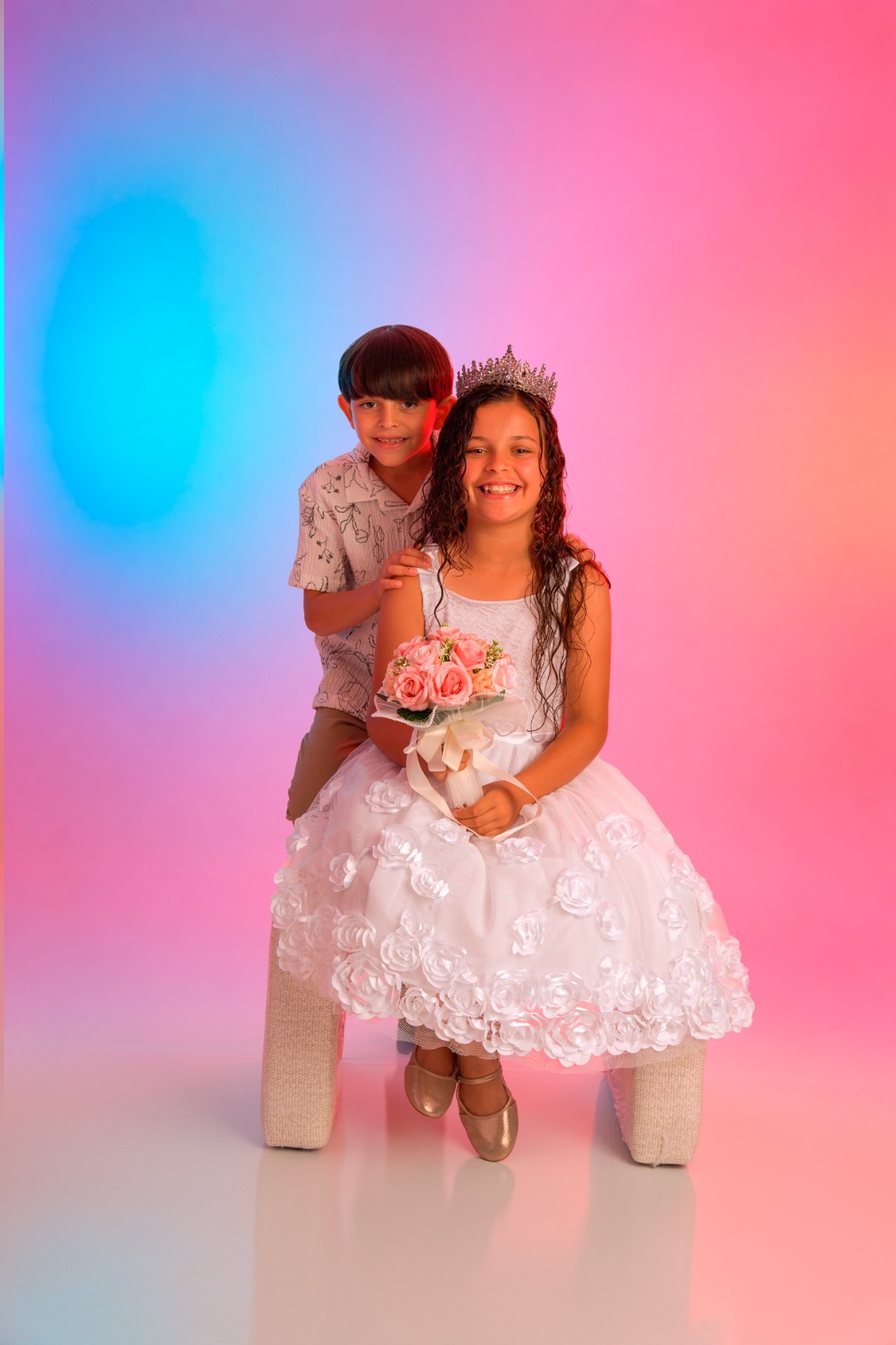 Retrato infantil de celebración con corona