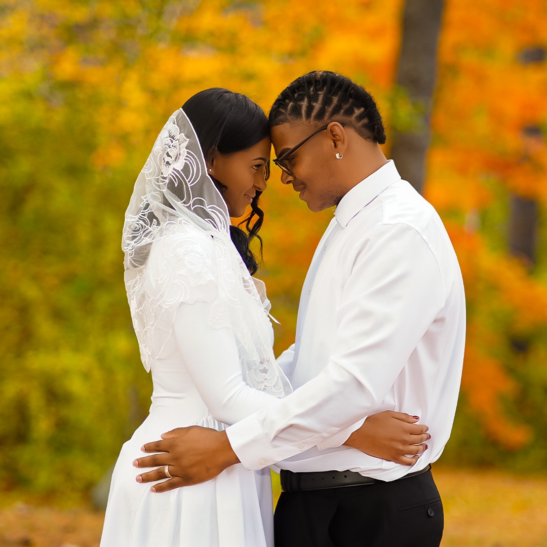 Pareja de novios en bosque de otoño
