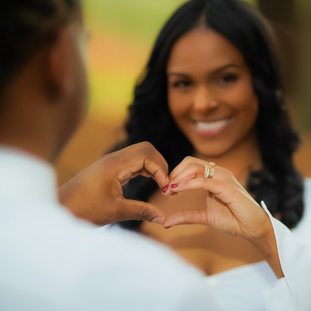 Detalle de manos y anillos de los novios