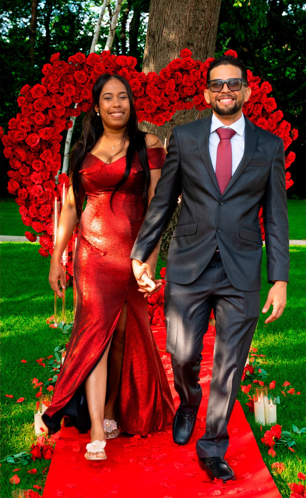 Pareja caminando tomada de la mano