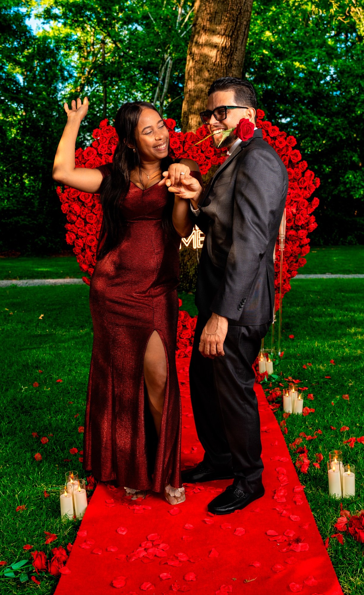 Pareja celebrando su compromiso