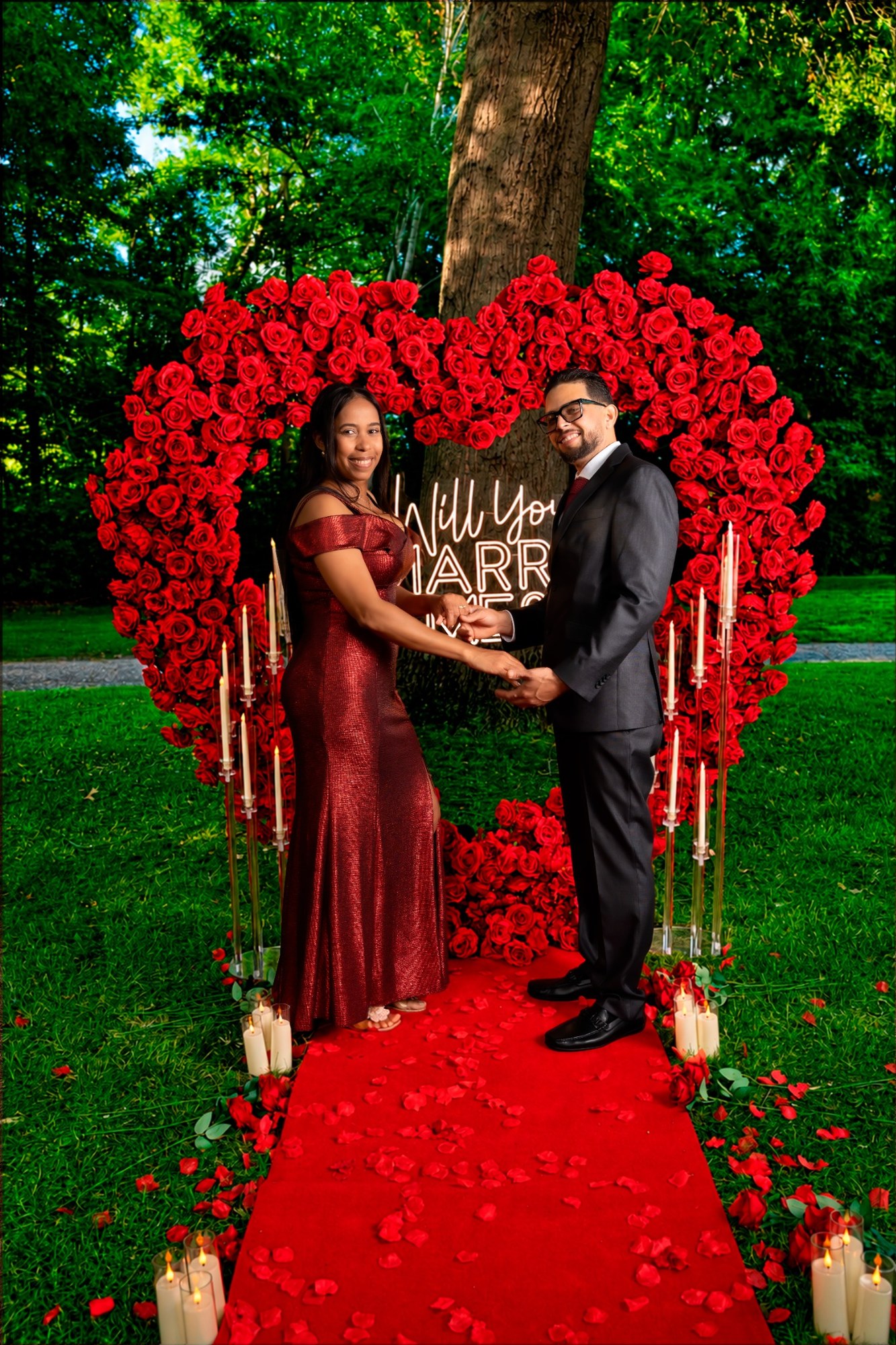 Retrato de pareja bajo un corazón de rosas
