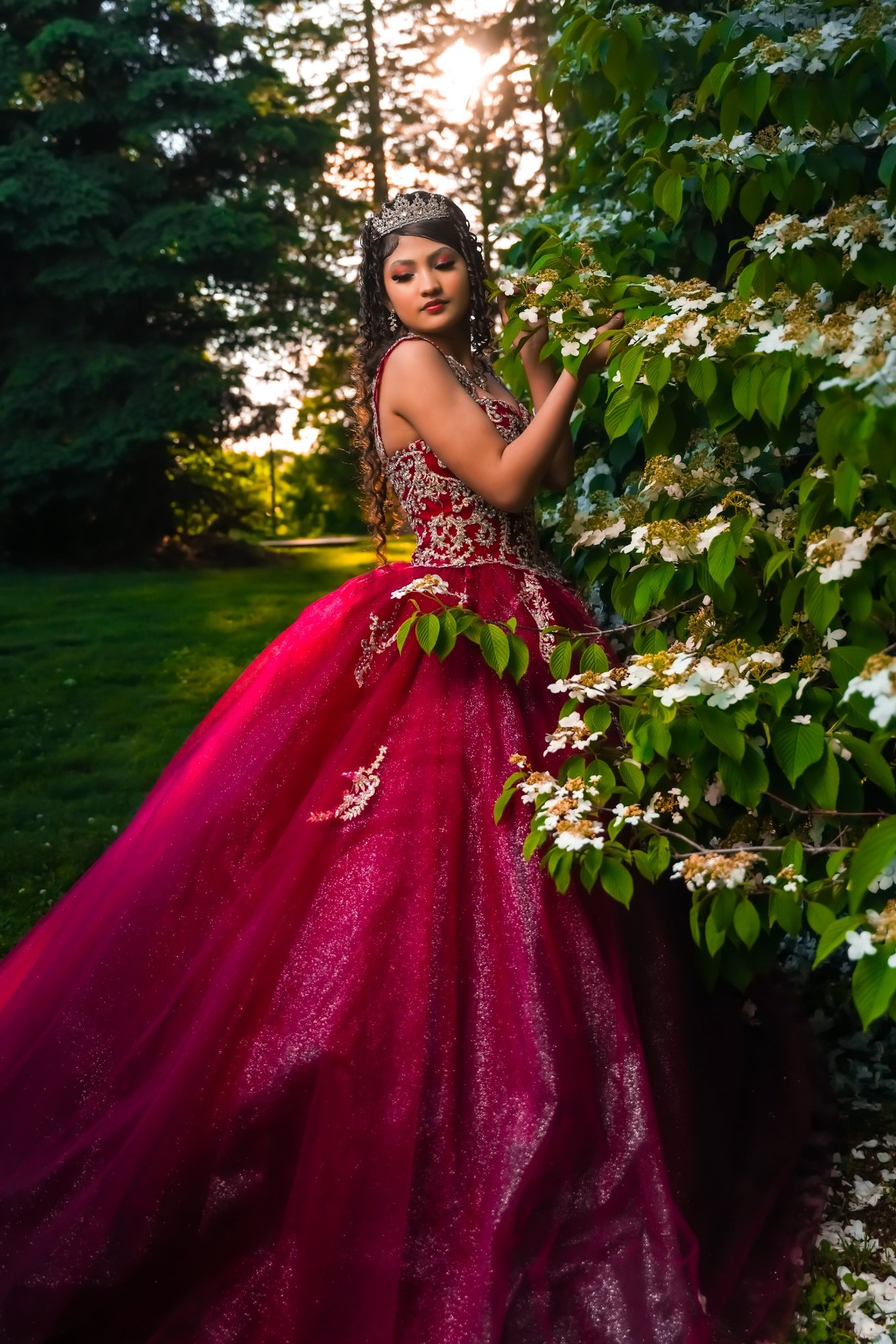 Quinceañera entre flores y vegetación