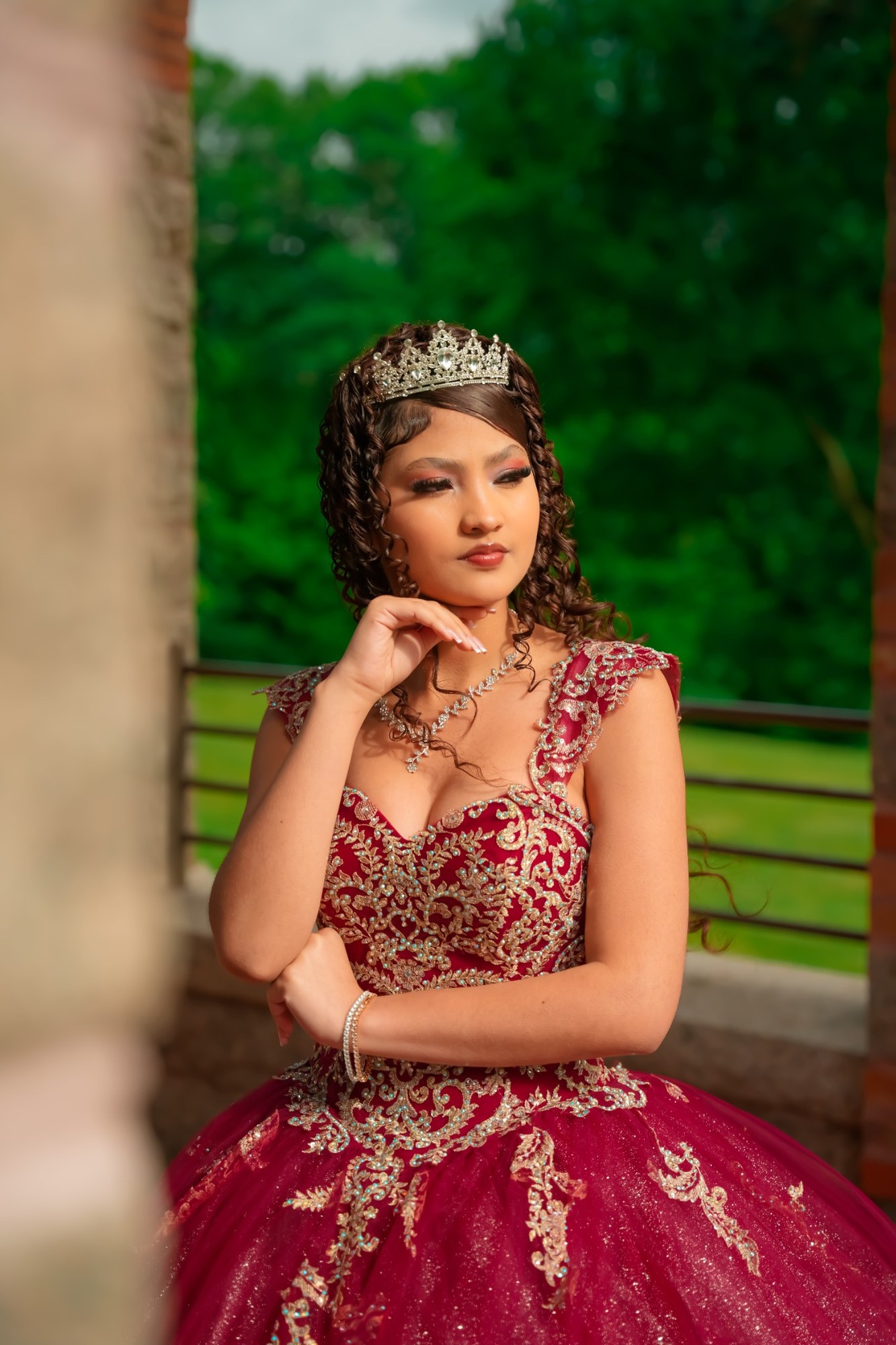 Primer plano de quinceañera con corona
